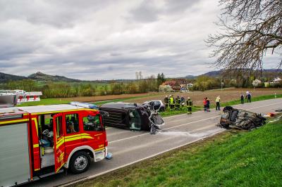 Unterjesingen B28: VW kommt in Gegenverkehr -Fahrer verstirbt noch an der Unfallstelle